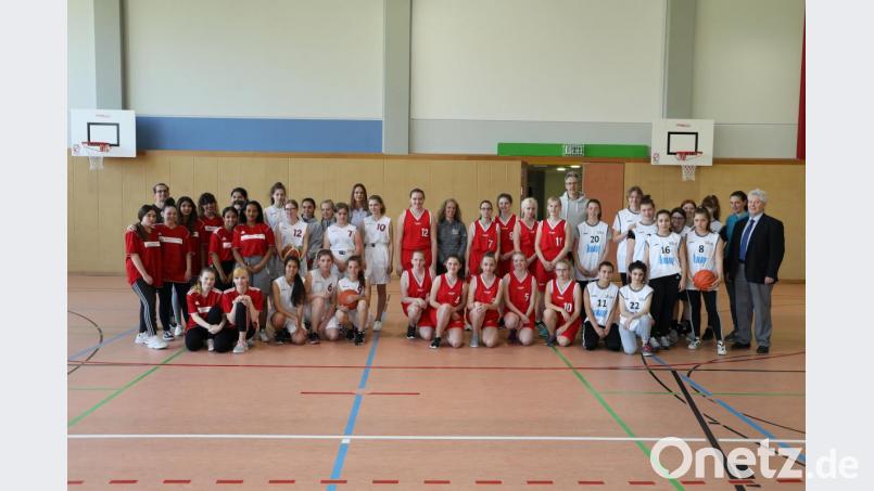 Rektor Peter Preisinger (rechts) gratuliert nicht nur den Siegerinnen aus Baunach (Zweite von links) und den zweitplatzierten Tirschenreutherinnen (Zweite von rechts), sondern auch den Mittelschülerinnen aus Nürnberg (links) und Iphofen (rechts) zu tollen Spielen beim Nordbayerischen Endspiel im Schulbasketball. Bild: njn