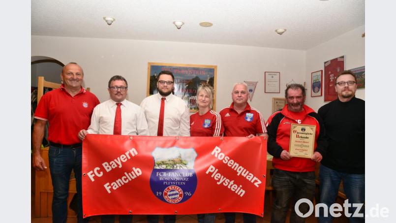 TSV-Vorsitzender Josef Windirsch (links) freut sich über die Wiederwahl von Fanclubvorsitzenden Jürgen Beer, 2. Vorsitzenden Sandro Wirth, Schriftführerin Anja Schaller, Kassier Markus Rewitzer (vorne von links) und Pressewart Michael Grosser (rechts) sowie über die Ernennung von Herbert Meierl (Zweiter von rechts) zum neuen Ehrenmitglied. Bild: bey