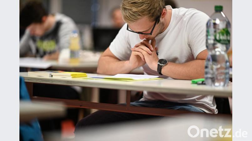 Ein Schüler grübelt über eine Abitur-Aufgabe. Symbolbild: Felix Kästle/dpa