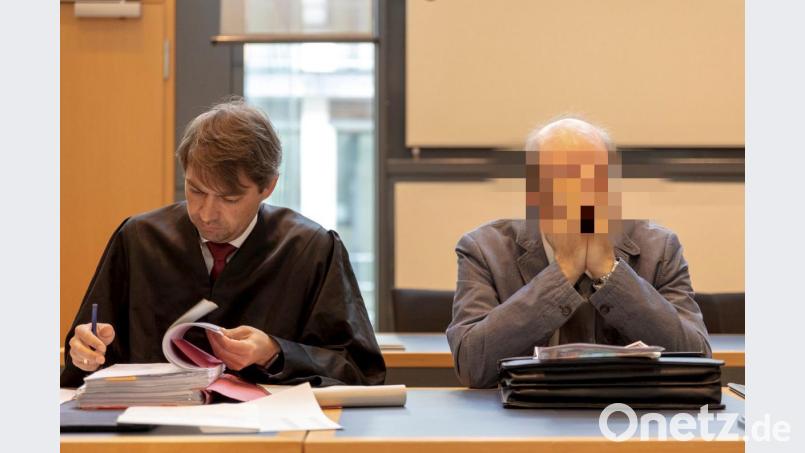 Der Angeklagte mit Verteidiger Rouven Colbatz am Dienstag im Gerichtssaal in Magdeburg Bild: Ingo Kugenbuch, Mitteldeutsche Zeitung