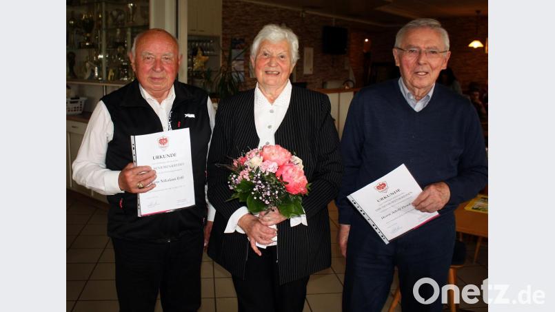 Leiterin Rosemarie Meier ehrt die Gründungsmitglieder Nik Ertl (links) und Adolf Dendorfer. Bild: R. Kreuzer
