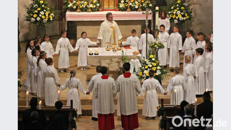 Es war ein 29 Kinder versammelten sich am Sonntag am Altar in der Stadtpfarrkirche, um gemeinsam die Erstkommunion zu feiern. Bild: bph