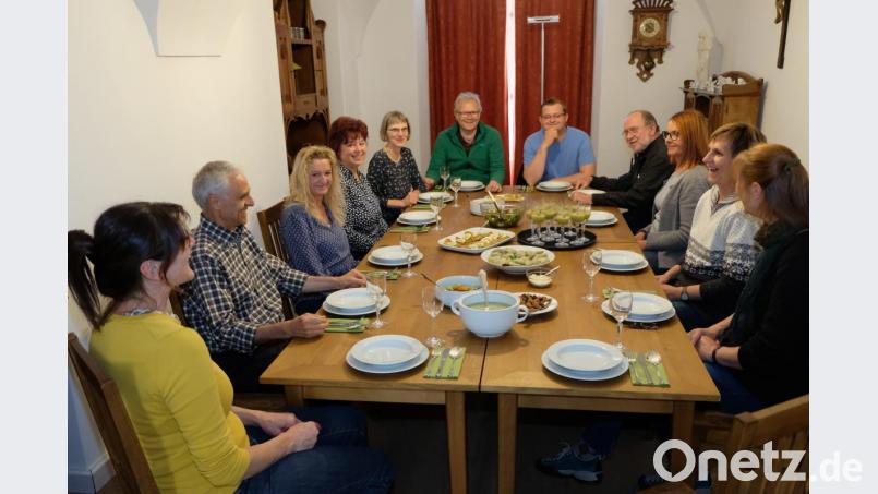 Gesund und schmackhaft, vitaminreich und heilsam: Die Teilnehmer am Wildkräuter-Kochkurs im Kloster Speinshart genießen nach getaner Arbeit bei einem Gläschen Silvaner ihre grünen Delikatessen. Bild: do