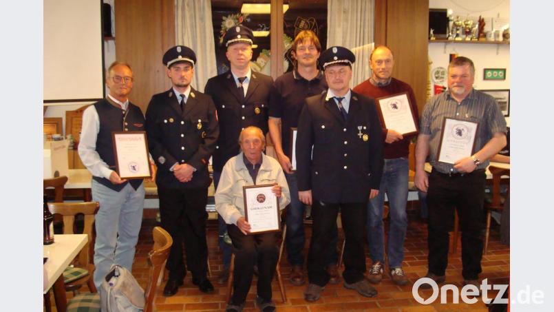 Im Bild (von links) Manfred Dill, 2. Kommandant Sebastian Lode, Vorsitzender Christian Weigl, Walter Schiffl, 2.Vorsitzender Stefan Gleißner, Peter Friedl, Günter Janka und (vorne) Anton Roth. Bild: exb