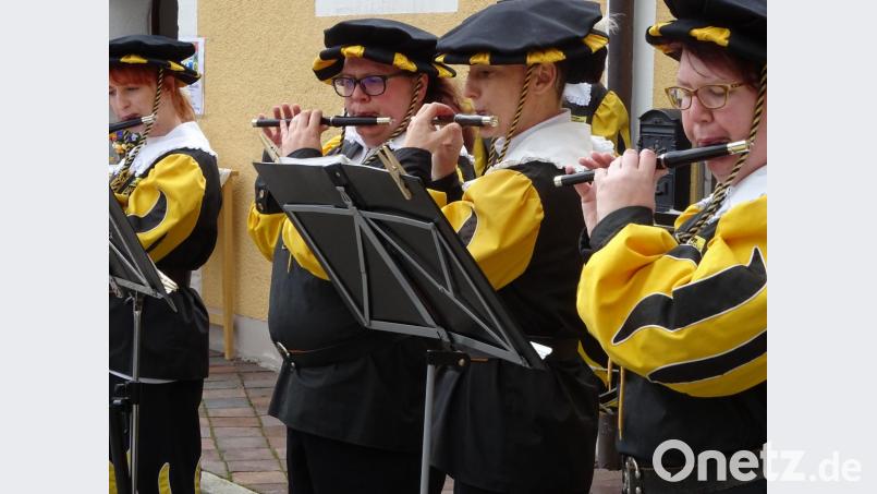 Dem Wettergott sei es getrommelt und gepfiffen: Al sich am Sonntag endlich die Sonne zeigte, traten Landsknechte im Wolfringer Schlosshof auf. Bild: Houschka