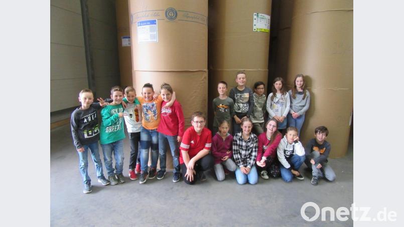 Die Schüler der Klasse 4a der Grundschule Wiesau im Papierlager des Druckzentrums. Bild: exb