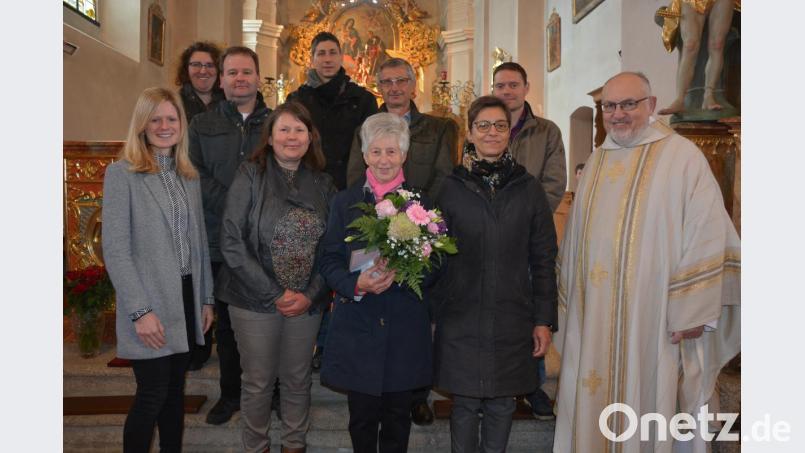 Mesnerin Anni Köppel (mit Blumen) feierte am Sonntag ihren 75. Geburtstag. Dazu gratulierten Pfarrer Anton Witt (rechts), sowie Abordnungen von Pfarrgemeinderat und Kirchenverwaltung der Pfarrei Leonberg. Die Glückwünsche wurden am Ende des Gottesdienstes in der Pfarrkirche überbracht. Bild: jr