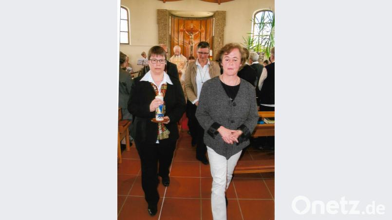 Das Foto zeigt Schwester Claudia Maria zusammen mit der Oberin, Schwester Ruth Maria Stamborski, beim Auszug am Ende des Gottesdienstes. Bild: ld