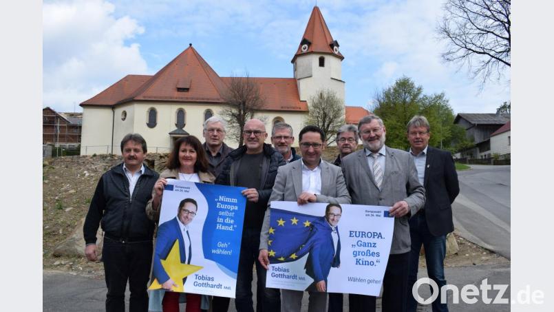 Freie-Wähler-Landtagsabgeordneter und Europaausschussvorsitzender Tobias Gotthardt (Vierter von rechts) stellt im Mähring seine parteiübergreifende Werbekampagne unter dem Slogan „Nimm Europa selbst in die Hand“ vor. Seine Mitstreiter sind Hans Klupp (Ditter von rechts), FW-Kreisvorsitzender, die Mähringer Marktgemeideräte sowie Bürgermeister Josef Schmidkonz (Zweiter von rechts), die ebenfalls von der Europa-Idee überzeugt sind. Bild: szl