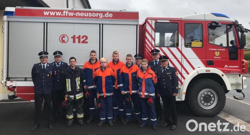 Die Kommandanten Florian Heinl und Sven Hupas mit Jugendwart Sebastian Schindler, sowie den Feuerwehranwärtern Johannes König, Jonas Schlicht, Maximilian Legath, Sebastian Regner und Lukas Schraml (von links) mit Kreisbrandinspektor Otto Braunreuther, Kreisjugendfeuerwehrwart Wolfgang Bauer und Kreisbrandmeister Peter Prechtl (von rechts) vor dem Neusorger „Löschfahrzeug KatS“. Bild: mde