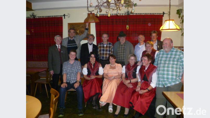 Das Vorstandsteams des OWV Bärnau (vorne von links) : Johannes Frank, Bettina Rößler, Veronika Jungmann, Margarete Weigl und Gabriele Mayerhöfer sowie (hinten) Josef Rösch, Bernhard Häring, Armin Meßner, Thomas Haubner, Martin Jungmann, Edgar Zwerenz, Ingrid Leser, Alfred Wolf und Roland Hutzler. Bild: exb
