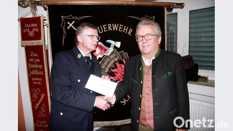 Mit einem Obolus beteiligte sich auch die Gemeinde Wiesau an der Restaurierung. Das verschlossene Kuvert überreichte Bürgermeister Toni Dutz (rechts) an Helmut Oppl. Bild: wro