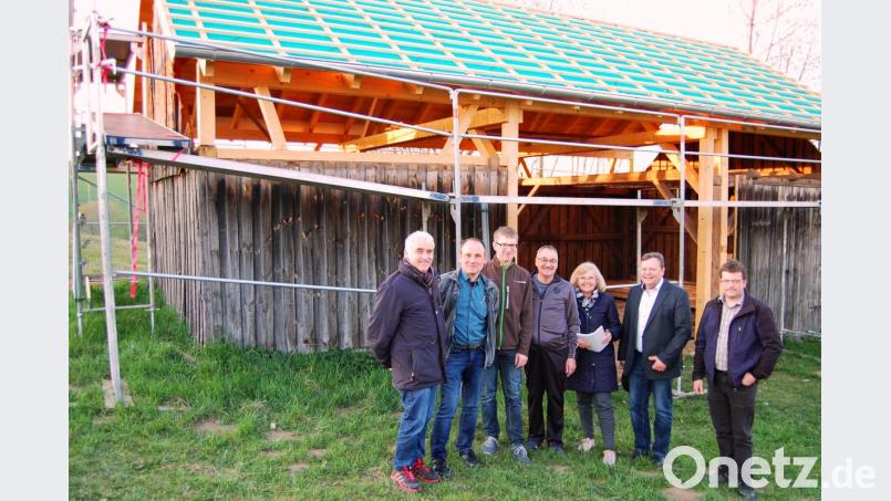 Die alte Gemeindescheune am Rande des neuen Baugebietes &quot;am Bühl&quot; wird derzeit renoviert. Der Gemeinderat beschloss bei einem Ortstermin, die Scheune an das Stromnetz und an die Wasserversorgung anzuschließen. Bild: sm