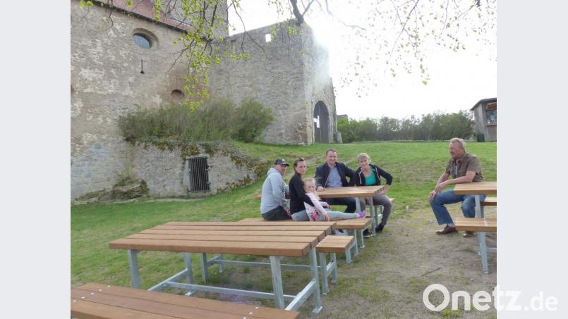 Die neuen Garnituren wurden gleich von Bürgermeister Anton Kappl mit Burgwartin Rita Lingl (Dritter und Zweite von rechts) mit Vorstandsmitglieder des Fördervereins in Beschlag genommen. Bild: sl