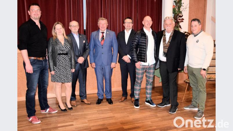 Neuwahlen beim Golf- und Landclub (von links): Patrick Barton, Andrea Graf, Reinhard Kämpf, Harald Thies, Herbert Doleschal, Frank Käfer, Reinhold Scharl und Clubmanager Christian Martin. Bild: bö