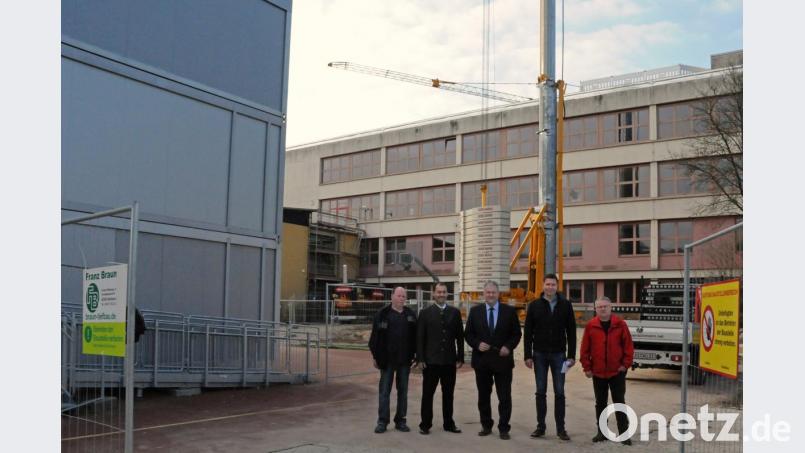 Zwischen Container und Baukran (von links): Hausmeister Manfred Gansler, Schulleiter Martin Zimmermann, Landrat Richard Reisinger, Thomas Raithel und Hubert Saradeth (Gebäudemanagement). Bild: exb
