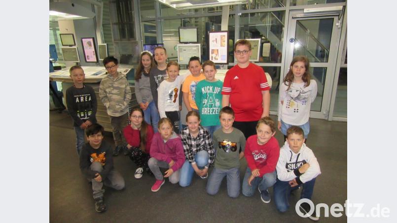 Die Schüler der 4a der Grundschule Wiesau vor dem Leitstand im Druckzentrum. Bild: exb