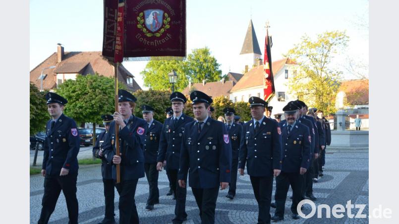 Die Floriansjünger der Großgemeinde ziehen mit ihren Fahnen und Standarten vom Rathaus zur katholischen Stadtpfarrkirche. Bild: dob