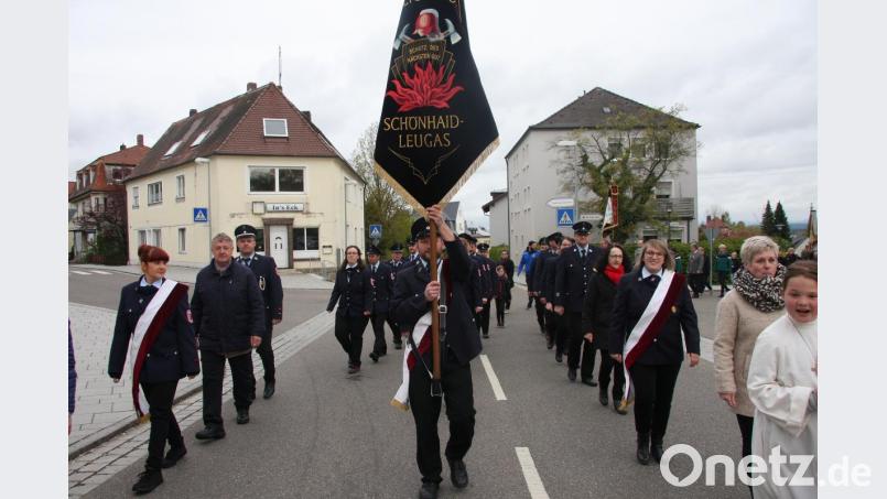 Kirchenzug zur Fahnenweihe Bild: wro