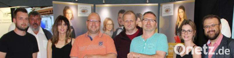 In einer kleinen Feierstunde wird der neue Messestand des Vereins „Hilfe für Anja“ offiziell eingeweiht. Mit dabei die Beteiligten (von links) Fabian Fuhrich, Josef Schreglmann, Ramona Rieger, Jens Zimmermann, Micharel Sporrer, Andreas Trips, Natascha Dötterl und Hans Walter. Bild: lep