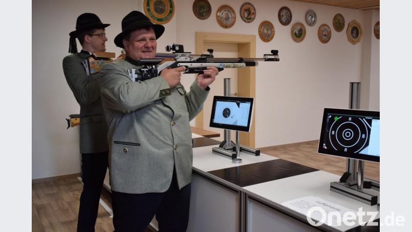 Schützenmeister Thomas Schmidt war mit den modernen Schießbahnen sehr zufrieden. Bild: bnr