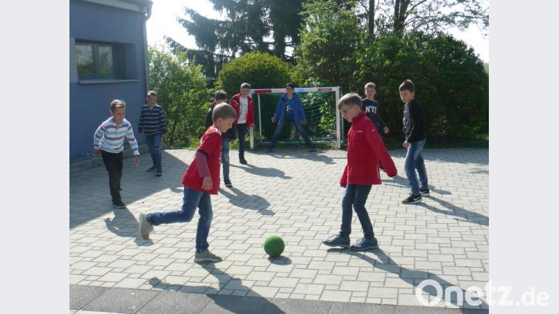 Abschalten beim Fußballspielen in der Pause können die Schüler der Grundschule Winklarn-Thanstein Dank des neuen Tores (im Hintergrund). Bild: amö