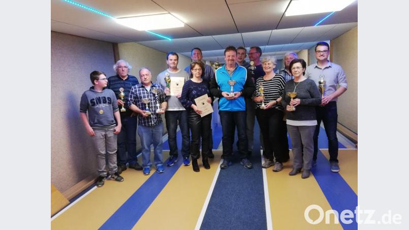 Mit Pokalen und Urkunden zeichnet Turnierleiter Martin Reiß (Siebter von links) auf der Vorbacher Kegelbahn die besten Teilnehmer und Mannschaften bei der VG-Meisterschaft im Kegeln aus.Teil der Pokalempfänger sowie Vertretungen der Geehrten.Martin Reiß (7. von rechts) Margitta Kroher (2. v. Rechts) und Birgit Reiß (5. v. Links), Johannes Fussi (5. v. Rechts), letztjährige VG-Meister und Vereinsvorsitzende Manuel Reiß (rechts im Bild) , Robert Sendlbeck (3. v. rechts), Matthias Keck aus Oberbibrach (6. v. links), Hubert Schreglmann (2. v. Links) Bild: fra