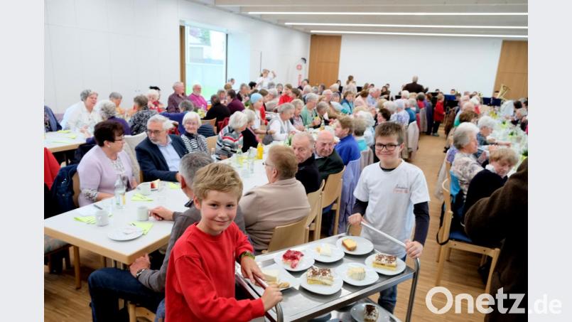 Fleißige Hände von Jung und Alt waren gefordert, um den großen Ansturm zum Seniorennachmittag zu bewältigen. Bild: mab