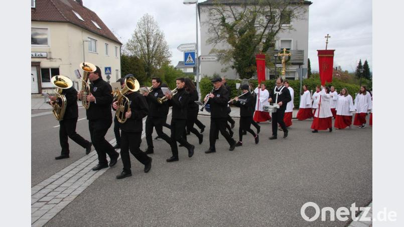 Kirchenzug zur Fahnenweihe Bild: wro