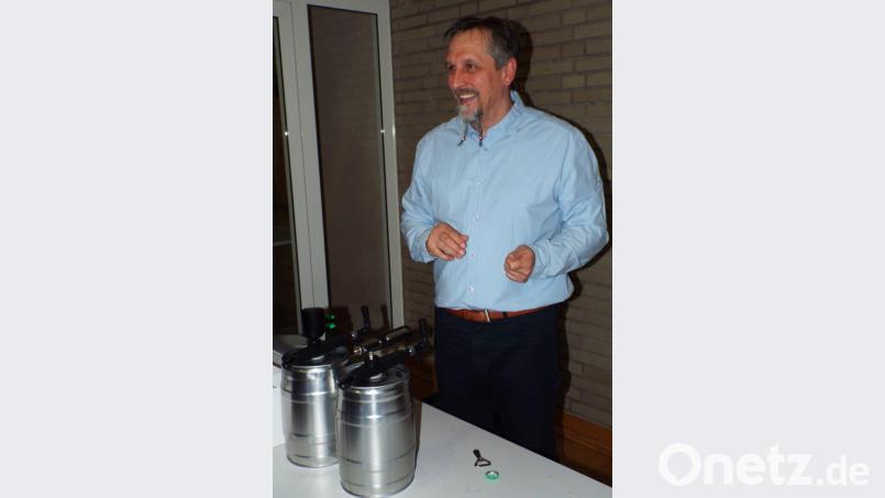 Oliver Hanysz hatte Bier zum Probieren mitgebracht. Bild: e