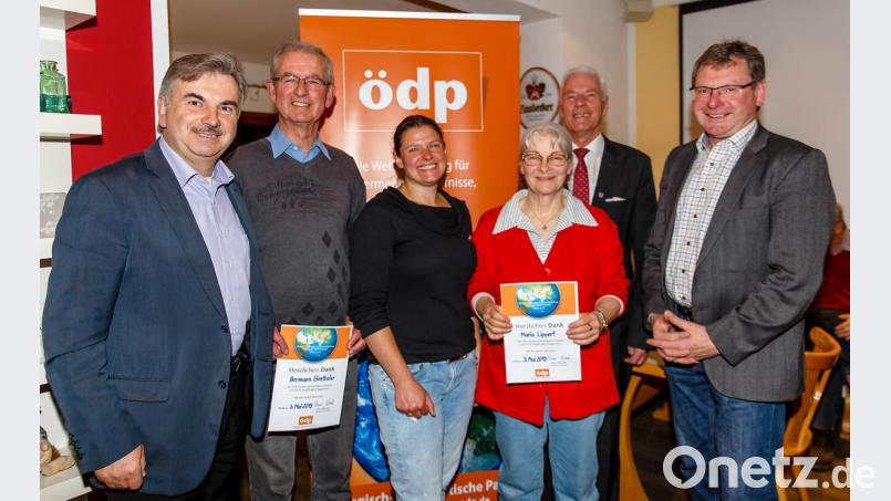 Maria Lippert und Hermann Birnthaler (mit Urkunden) sind seit 25 Jahren bei der ÖDP. Kreisvorsitzender Alfred Damm, die stellvertrende Landesvorsitzende Agnes Becker, Arnold Kimmerl und Martin Prey zeichneten sie dafür aus. Bild: sus