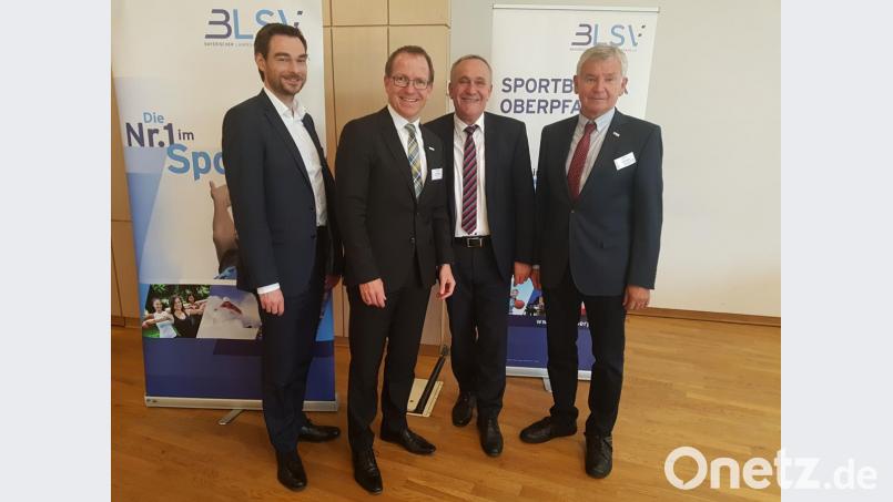 Kreisvorsitzender Ernst Werner (rechts) freute sich gemeinsam mit Landtagsabgeordnetem Stephan Oetzinger und Oberbürgermeister Kurt Seggewiß (erster und dritter von links) den BLSV-Präsidenten Jörg Ammon für die Inforeihe im heimischen Sportkreis gewonnen zu haben. Bild: exb