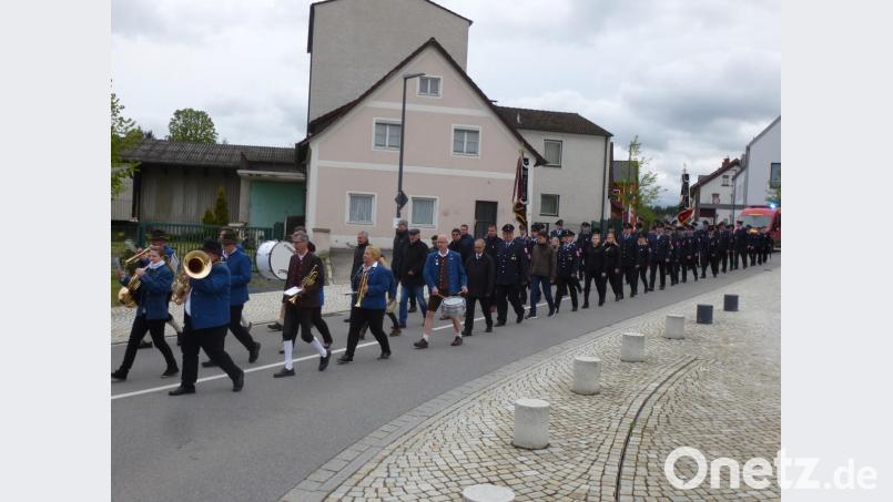 Die Blaskapelle Etzenricht marschiert voran. Bild: bk