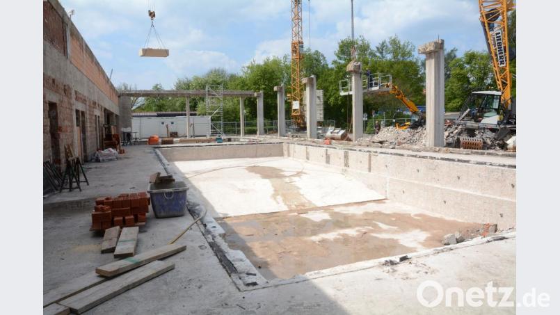 Nur noch die Säulen, insgesamt sind es elf, sowie das Becken bleiben vom Realschul-Hallenbad übrig. Bild: Gabi Schönberger