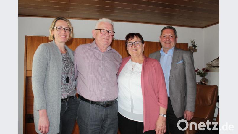 Der Jubilar Walter Ebert mit Gattin Helga, Tochter Gudrun und Bürgermeister Joachim Neuß. Bild: cs