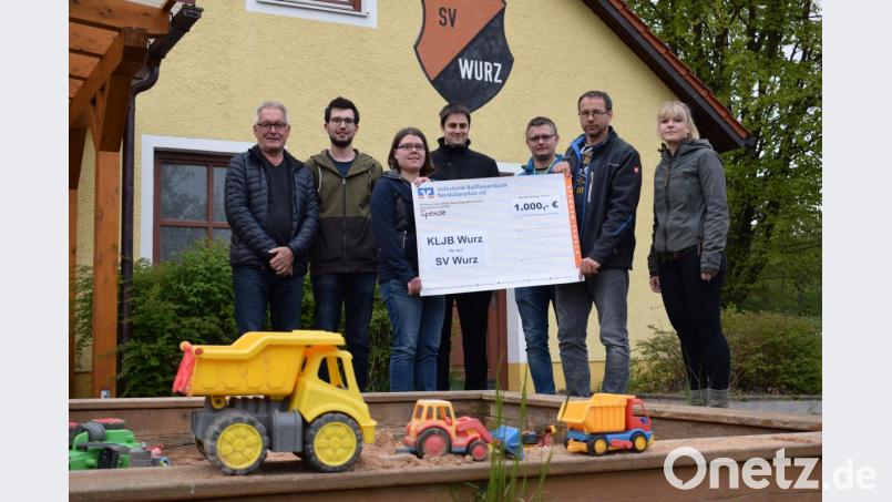 Die KLJB Wurz spendet 1000 Euro an den SV Wurz.Von links: SV-Kassier Heinz Siebert, KLJB-Vorsitzender Andreas Ernsberger, KLJB-Vorsitzende Luzia Wittmann, Andreas Kühner, Franz Fütterer, SV-Vorsitzender Andreas Fütterer und Brigitte Flieger bei der Übergabe des Schecks. Bild: szl