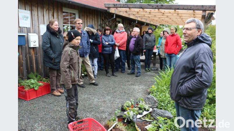 Vorsitzender Josef Häckl (rechts) begrüßt die zahlreichen Gäste, die trotz des schlechten Wetters zur Pflanzentauschbörse des Obst- und Gartenbauvereins gekommen sind. Bild: rpp