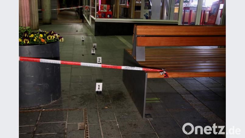 Polizeiabsperrung in der Regensburger Innenstadt: Nach einer Gewalttat sicherte die Kripo Blutspuren auf dem Pflaster. Bild: Alexander Auer