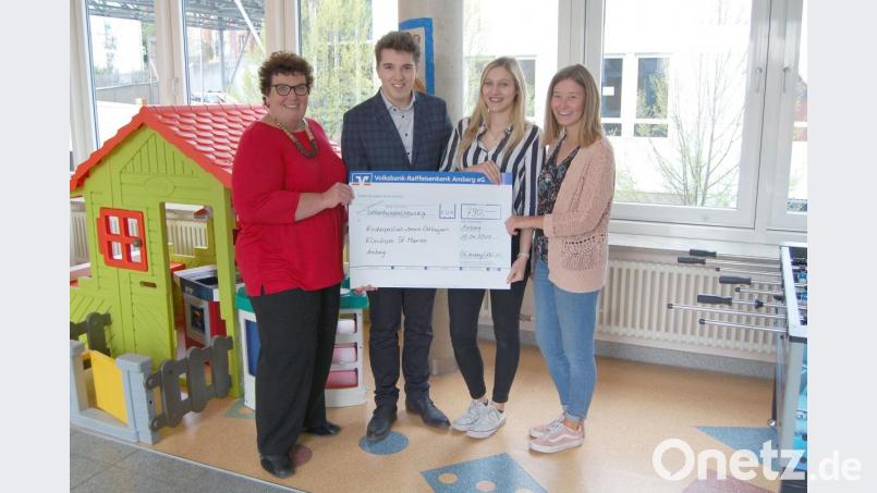 Das Kinder-Palliativ-Team bekommt 790 Euro. Von links: Karin Borchers (St. Marien) mit den Abiturienten Tobias Konrad, Julia Sailer und Anne Sophie Geitner vom Erasmus-Gymnasium. Bild: Klinikum/Dietl