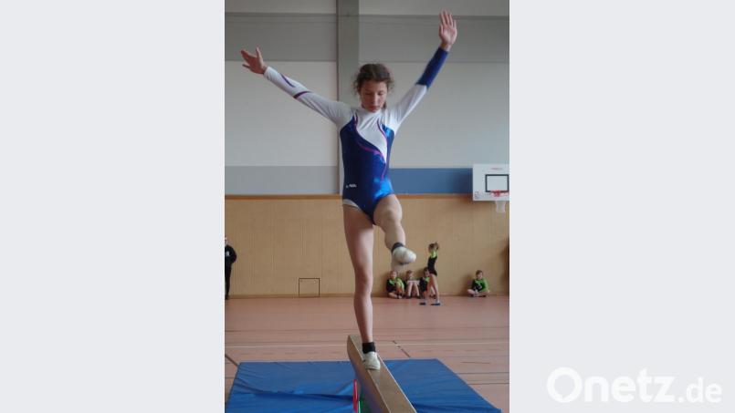 Die 12-jährige Laura Stahl vom gastgebenden TSV Erbendorf, konzentriert auf dem Balken (90 Zentimeter), musste sich beim Wettkampf &quot;Turnfest-Cup&quot; knapp ihrer Vereinskameradin Annika Farnbauer geschlagen geben und belegte den zweiten Platz. Bild: br