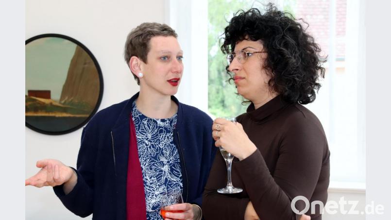 Die Künstlerinnen Stefanie Pojar (links) und Ofra Ohana im Gespräch. Bild: Thomas Dobler