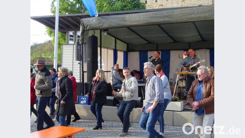 Furiose Einlage zum Finale: Am Dorfplatz entschlossen sich die Dürnsrichter Linedancer zu einem spontanen Auftritt, als auf der Bühne die Sunny Bottom Boys Countrysongs aus den Staaten machten. Bild: Houschka