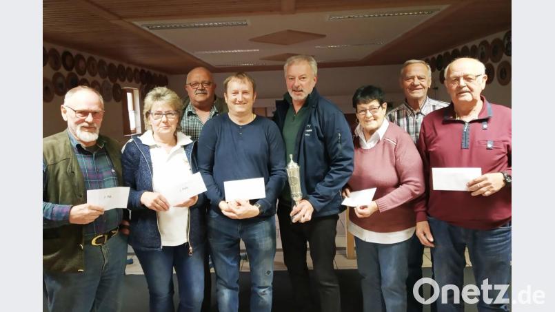 Gausportleiter Reinhold Wild (Dritter von links) und Gauschützenmeister Manfred Muck (Zweiter von rechts) gratulierten den Geldpreisgewinnern (von links) Engelbert Lautenschlager, Marlene Kohlmeier, Manfred Becher, Ludwig Dirscherl, Antonia Schwarz und Georg Schwarz. Bild: dl