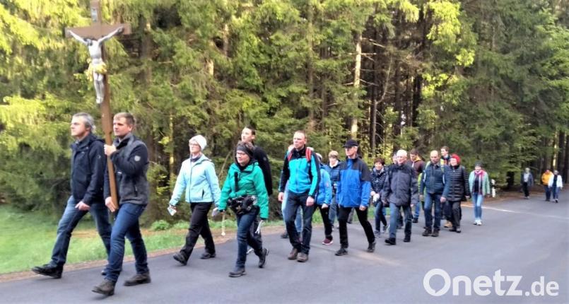 Die Flossenbürger treten die traditionelle Mai-Wallfahrt auf den Fahrenberg an. Bild: cro