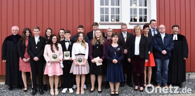 Elf Jugendliche aus Grafenwöhr, Gmünd, Pressath, Schwarzenbach und Dießfurt wurden von Pfarrer Dr. André Fischer (rechts) konfirmiert Bild: rgr
