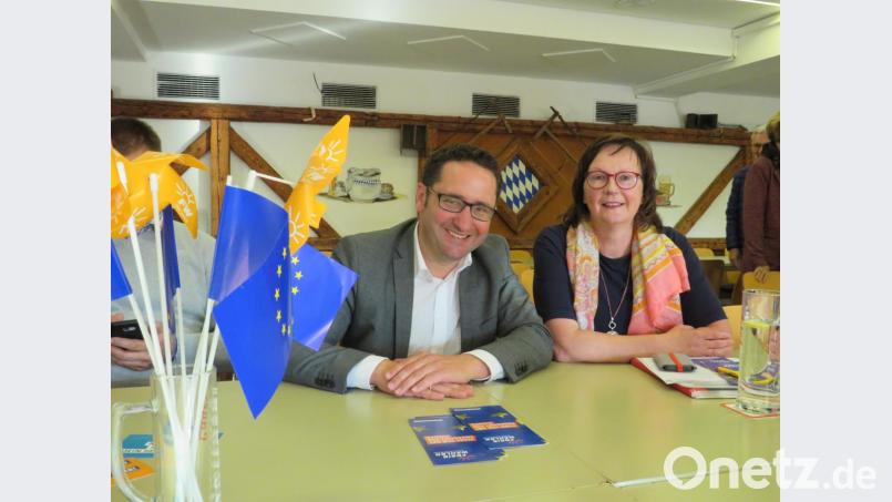 Für Landtagsabgeordneten Tobias Gotthardt (links) und Kreisvorsitzende Gabriela Bäumler von den Freien Wählern gibt es zu einem gemeinsamen Europa keine Alternative. Bild: adj