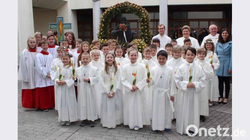 Die Kommunionkinder mit (hinten von rechts) Klassleiterin Heidrun Leitz, Pfarrer Herbert Grosser, Gemeindereferentin Kathrin Blödt und Gemeindepraktikant Roman Sanders. Bild: wec