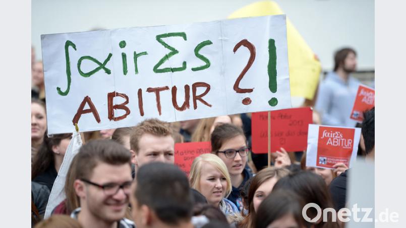 Schüler demonstrieren vor dem Ministerium, weil sie finden, dass die Aufgaben in ihrem schriftlichen Mathe-Abitur zu schwer waren. Bild: Federico Gambarini/dpa