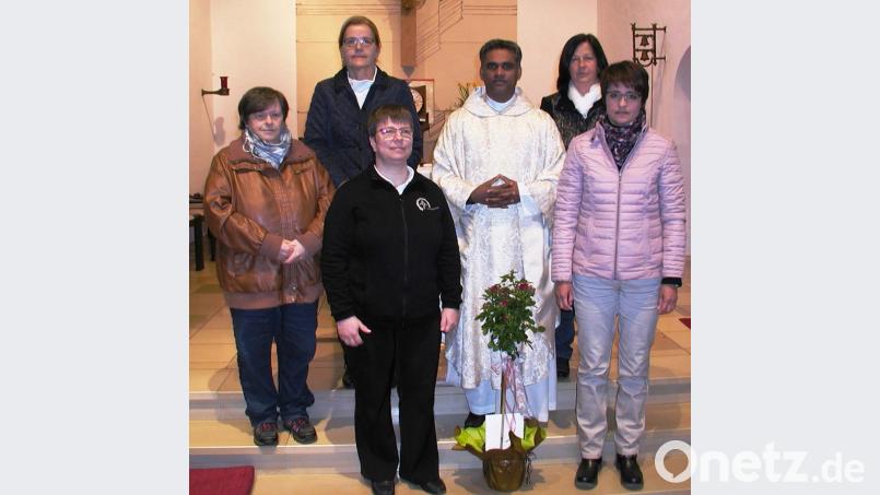Im Namen der Pfarrei Herz Jesu gratulierten bei ihrem ersten Besuch nach der Profess in ihrer Heimatpfarrei Pater JKoy Munduplackal und Vertreterinnen des Pfarrgemeinderats mit Sprecherin Sabine König (rechts). Schwester Claudia Maria (vorne links) zeigte sich überrascht und dankte herzlich. Bild: ld