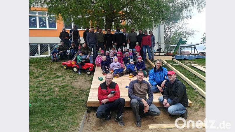 Geschafft. Der Sommer kann kommen, die Kinder dürfen draußen wieder spielen. Bild: exb